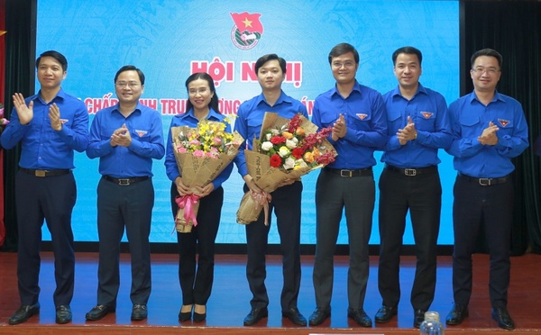 Ban Bí thư T.Ư Đoàn tặng hoa chúc mừng 2 tân Bí thư TƯ Đoàn. Ảnh: BA.