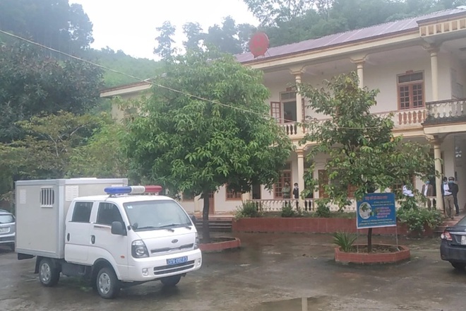 Sáng 18/10, cơ quan Cảnh sát điều tra Công an huyện Anh Sơn, Nghệ An đã bắt tạm giam Chủ tịch UBND xã Khai Sơn và một thuộc cấp (Ảnh: N.P).