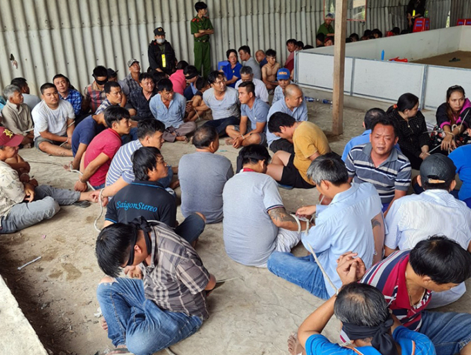 Những người tại sòng bạc ở huyện Vĩnh Thạnh khi bị công an vây bắt ngày 10/1. Ảnh: Công an cung cấp