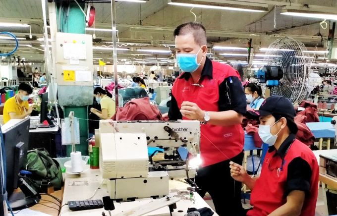 Công nhân nhà máy Dệt may Thành Công (Khu công nghiệp Tân Bình) trở lại sản xuất sau ngày 30/9. Ảnh: An Phương