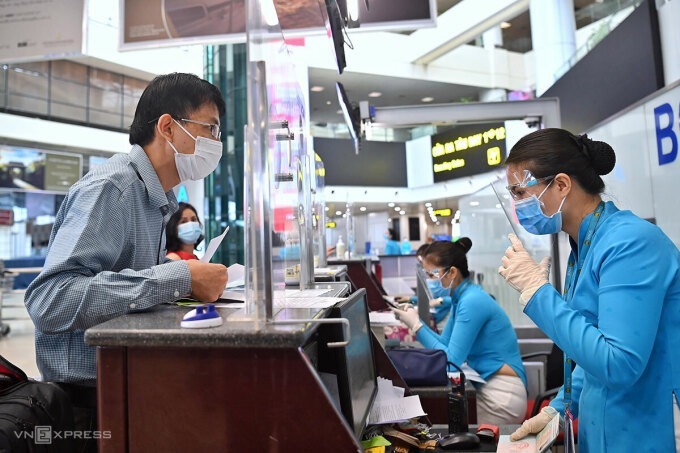 Hành khách làm thủ tục tại sân bay Nội Bài chiều 10/10. Ảnh:Giang Huy