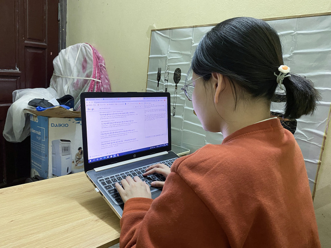 Mai Lan đang hoàn thành bài viết do khách đặt vào chiều 21/10. Ảnh: Quỳnh Nguyễn