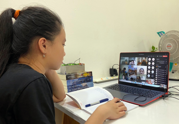 Học sinh lớp 6 trường THCS Nguyễn Du, quận 1 học trực tuyến hồi tháng 9/2021. Ảnh: Phụ huynh cung cấp