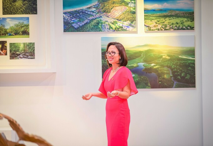 Bà Nguyễn Ngọc Thúy Linh - Tổng giám đốc Sun Property giới thiệu về chuỗi tiện ích đáng mơ ước tại Sun Tropical Village. Ảnh: Sun Property