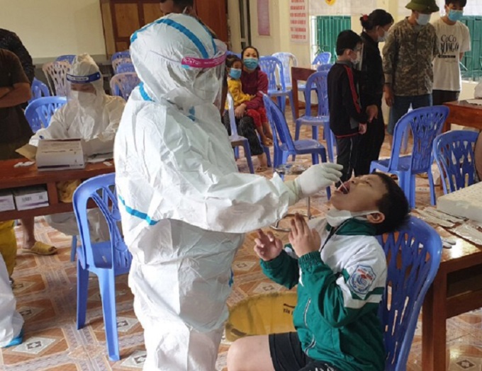 Lực lượng y tế lấy mẫu test nhanh học sinh trên địa bàn thành phố Hà Giang. Ảnh: Báo Hà Giang