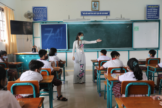 Học sinh trường THCS Thạnh An, huyện Cần Giờ đến trường ngày 20/10. Ảnh: Quỳnh Trần
