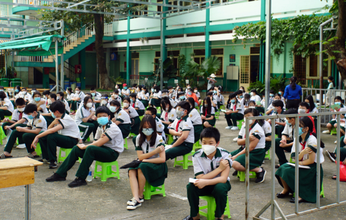 Học sinh trường THCS Hà Huy Tập, quận Bình Thạnh ngồi chờ theo dõi sức khoẻ sau khi tiêm vaccine, chiều 29/10. Ảnh: Mạnh Tùng