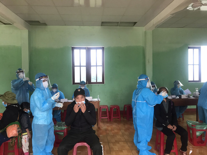 Nhân viên y tế ở Đà Nẵng lấy mẫu xét nghiệm Covid-19 cho người dân