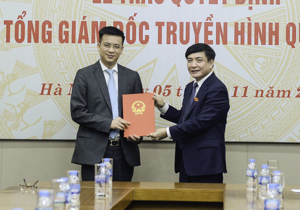 Tổng Thư ký Quốc hội Bùi Văn Cường (bên phải) trao quyết định cho tân Tổng Giám đốc Truyền hình Quốc hội Việt Nam Lê Quang Minh.