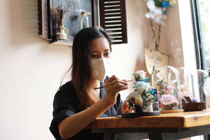 Nghệ nhân Trần Thùy Duyên - khởi xướng kỹ năng vẽ tranh trên hoa.