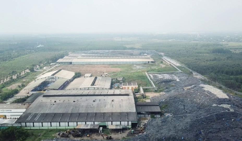 Nhà máy Vietstar chứa trên 1 triệu tấn rác phía sau nhà máy không xử lý.    