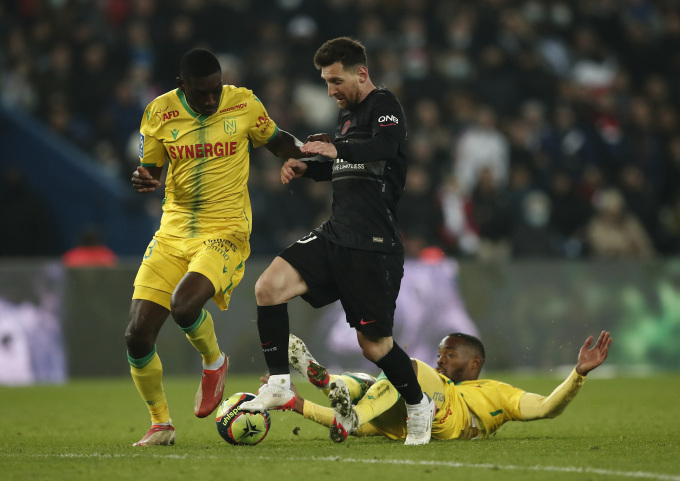 Messi (áo đen) rê bóng qua hai cầu thủ Nantes trên sân Parc des Princes hôm 19/11. Ảnh: Reuters