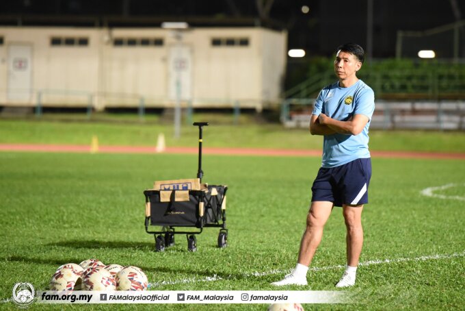 HLV Tan Cheng Hoe trên sân tập của tuyển Malaysia tối 4/12. Hai ca nhiễm nCoV mới phát hiện khiến ông thêm bí bách về nhân sự. Ảnh: FA Malaysia