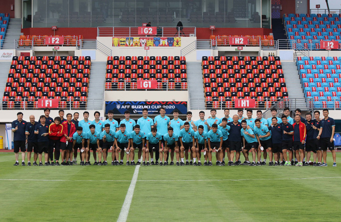 Toàn bộ thành viên đội tuyển Việt Nam làm quen sân Bishan, sẵn sàng cho trận mở màn chạm trán Lào. Ảnh: VFF