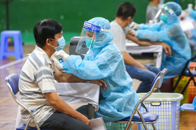 TP HCM chuẩn bị tiêm vắc-xin mũi 3 cho người dân; Ảnh: Hoàng Triều