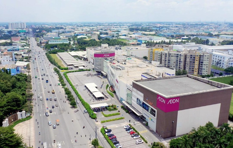 Dọc quốc lộ 13 là có trung tâm thương mại Aeon Mall, Lotte Mart,…