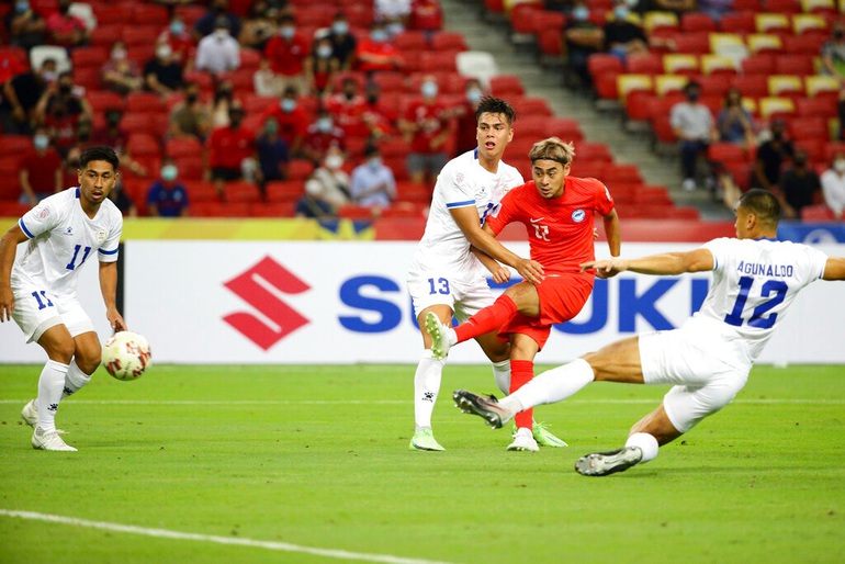 Tuyển Singapore (áo đỏ) có lối chơi hiện đại và chứng tỏ sức mạnh khi thắng hai trận liên tiếp ở vòng bảng AFF Cup 2020.