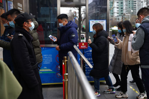 Người dân xếp hàng đợi vào một khu mua sắm ở thủ đô Bắc Kinh - Trung Quốc hôm 29-11 Ảnh: REUTERS