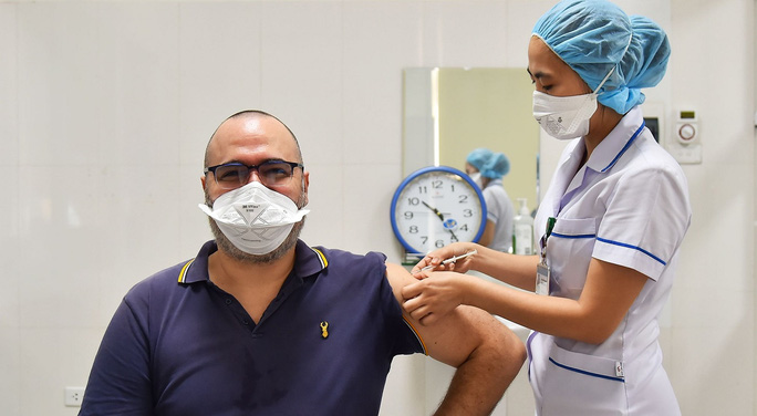 Nhân viên đại diện ngoại giao được tiêm vắc-xin ngừa Covid-19 