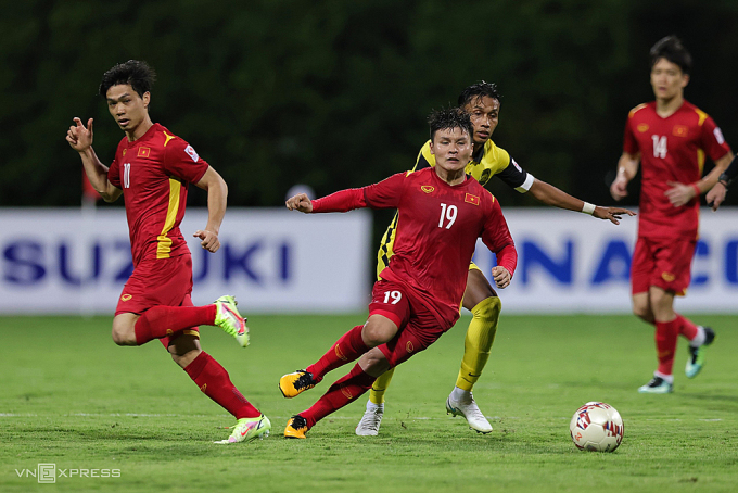 Việt Nam thắng Malaysia 3-0 nhờ các bàn của Quang Hải (số 19), Công Phượng (số 10) và Hoàng Đức (số 14) tại vòng bảng AFF Cup 2020 tối 12/12. Ảnh: Leo Shengwei