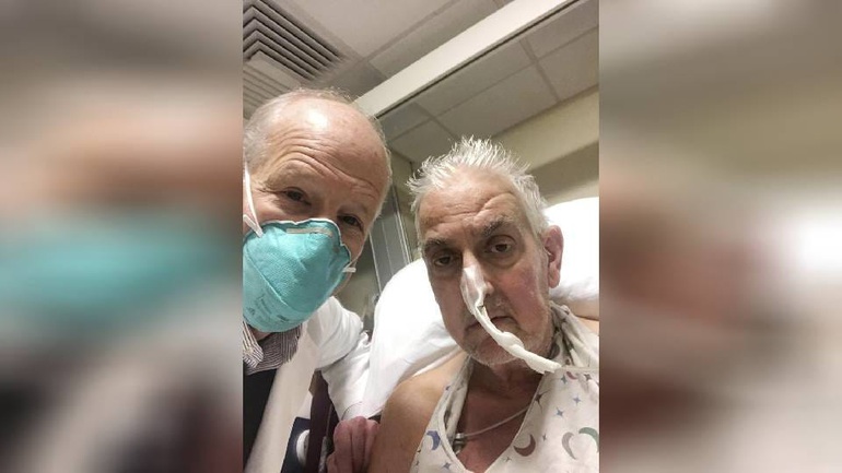 Bác sĩ Bartley Griffith (trái) cùng ông Bennett, người vừa được cấy tim lợn và đang dần hồi phục (Ảnh: AP).