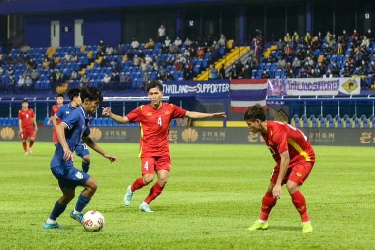 Dù đội hình mang tính chắp vá, nhưng U23 Việt Nam vẫn chơi tự tin trước một U23 Thái Lan đầy đủ quân số và sức mạnh.