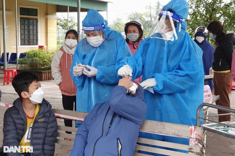 Các cơ sở y tế ở Hà Tĩnh luôn trong tình trạng đông người dân đến test sàng lọc Covid-19 (Ảnh: Tiến Hiệp).