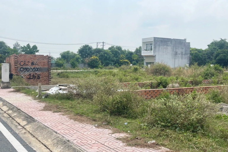 Một lô đất ở xã Tân Phú Trung dù trên bức tường vẫn còn ghi mức giá 1,5 tỷ đồng/lô 80m2 nhưng hiện nay đã được rao bán giá 1,9 tỷ đồng (Ảnh: Xuân Hinh).