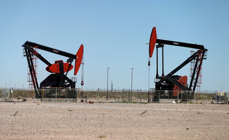 Giá dầu trở lại mốc 130 USD/thùng sau lệnh cấm 