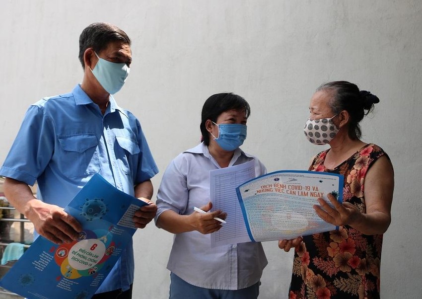 Cán bộ khu phố phường Hiệp Bình Phước, TP Thủ Đức hỗ trợ người dân trong công tác phòng, chống dịch COVID-19, năm 2020. Ảnh: THANH TUYỀN