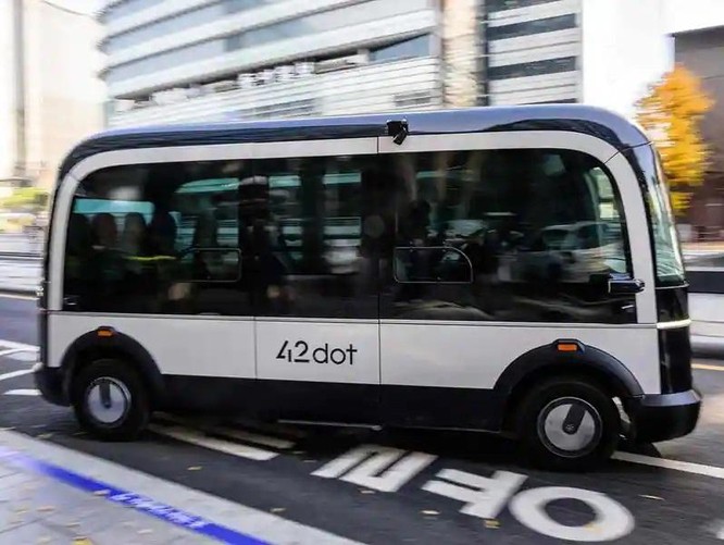 Phương tiện mới trông không giống một chiếc xe buýt thông thường và có các cạnh góc tròn cùng với những cửa sổ lớn, trông giống một món đồ chơi hơn là một đột phá về công nghệ. Ảnh AFP