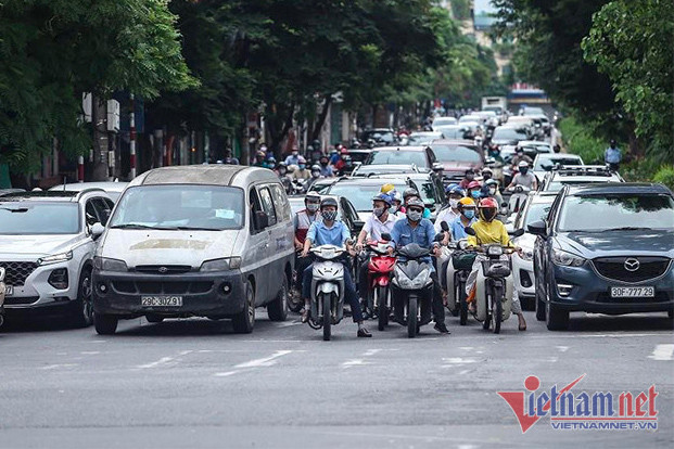Nhiều người tham gia giao thông gặp phải tình trạng phân vân giữa đi hay dừng khi đèn tín hiệu chuẩn bị sang đỏ. (Ảnh minh hoạ: Hoàng Hiệp)