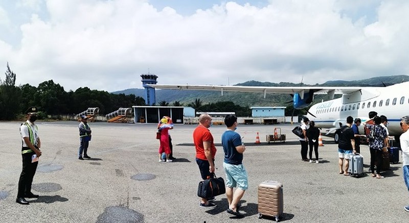 Sân bay Côn Đảo hiện khai thác các chặng đi và đến từ TP HCM, Hà Nội, Cần Thơ tần suất 20 - 22 chuyến một ngày.