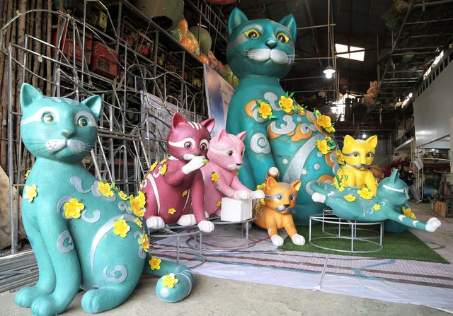 Sáu chú mèo đa dạng về kiểu dáng, biểu cảm, kích thước này sẽ được trưng bày ở cổng chính của Đường hoa - Ảnh: VGP/Vũ Phong