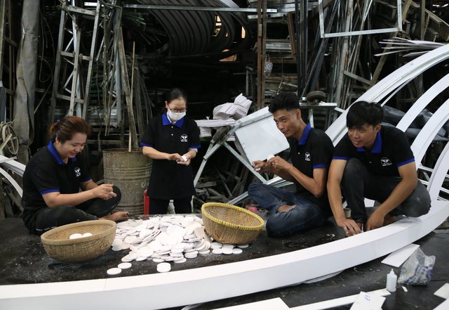 Nhân viên tại xưởng chuẩn bị cho phần tiểu cảnh Đường hoa - Ảnh: VGP/Vũ Phong