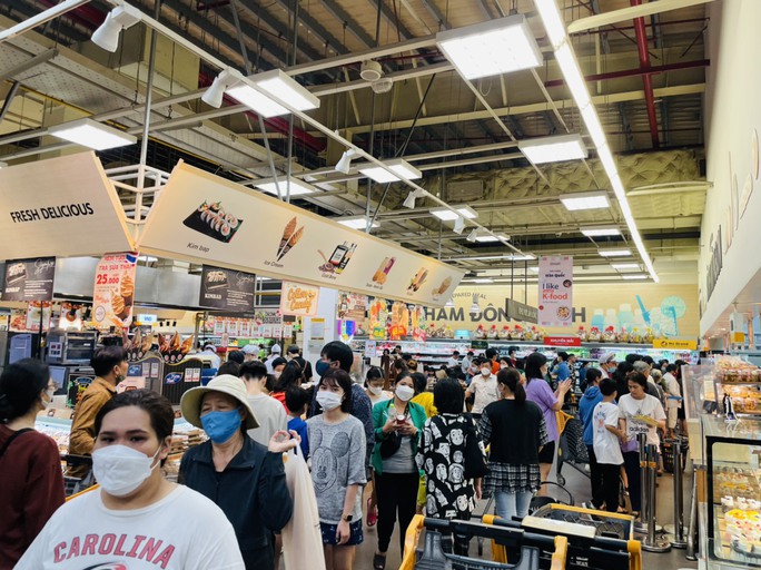 Rất đông khách hàng sắm Tết tại siêu thị Emart