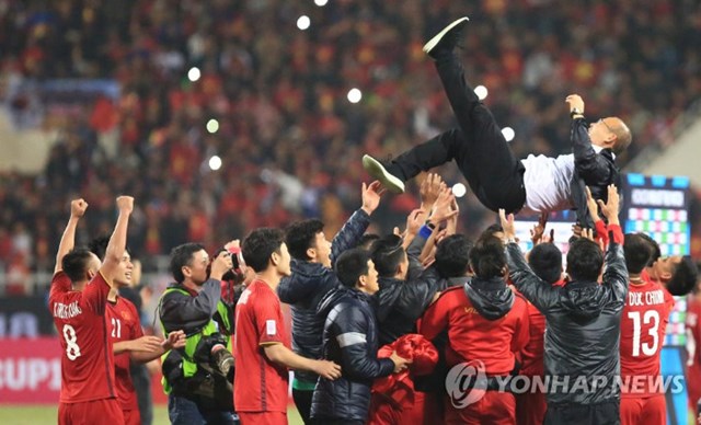 Tuyển Việt Nam và thầy Park được ca ngợi kỷ lục ấn tượng ở AFF Cup. Ảnh: Yonhap News.