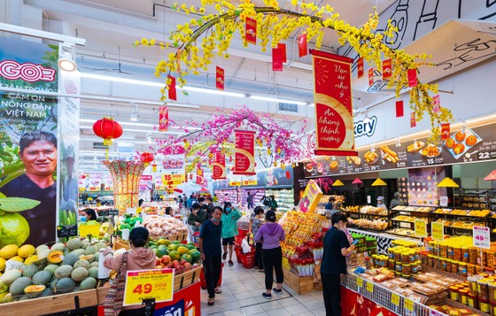 Người dân chọn mua sản phẩm để sử dụng trong dịp Tết Nguyên đán 2023 tại siêu thị Big C Gò Vấp. Ảnh: LẠC PHONG