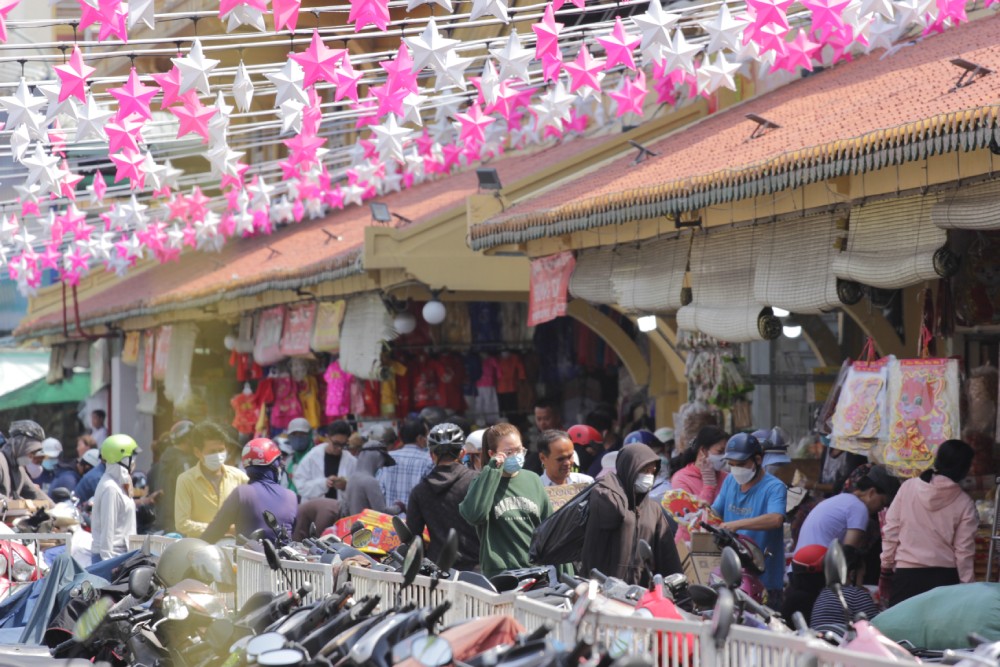 Người dân TPHCM mua sắm cho Tết Quý Mão 2023 tại chợ Bình Tây (quận 6). Ảnh: Lê Vũ