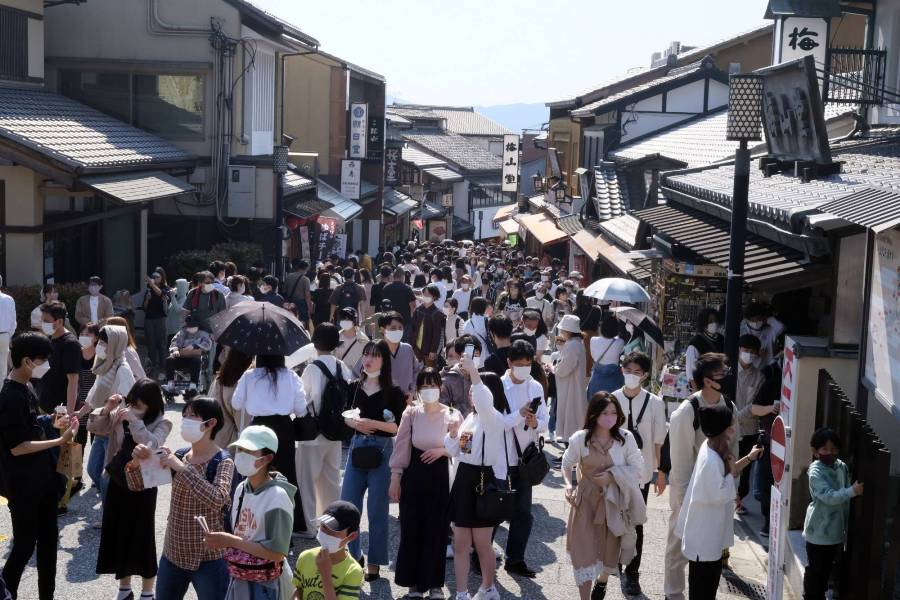 Du khách Nhật Bản, vốn chi tiêu 21,3 tỉ đô la mỗi năm cho các chuyến du lịch quốc tế trước đại dịch, vẫn chủ yếu đi du lịch ở trong nước do tâm lý lo sợ nhiễm Covid-19 khi ra nước ngoài. Ảnh: Bloomberg