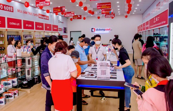 Khách hàng mua iPhone tại cửa hàng Di Động Việt