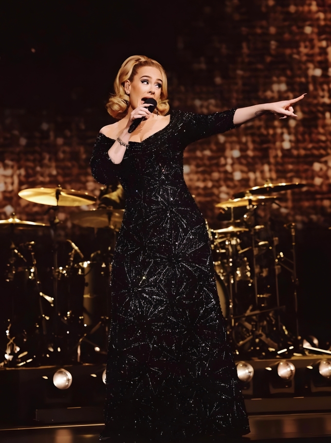 Adele diện đầm Công Trí trên sân khấu ở Las Vegas hôm 11/2. Ảnh: Instagram Adele