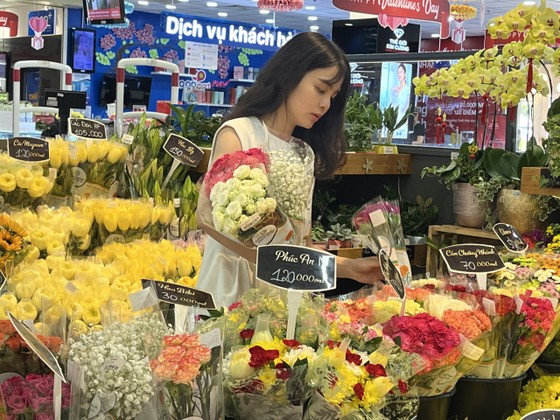 Khách hàng chọn mua hoa tại nhân Ngày Valentine-14-2 tại siêu thị