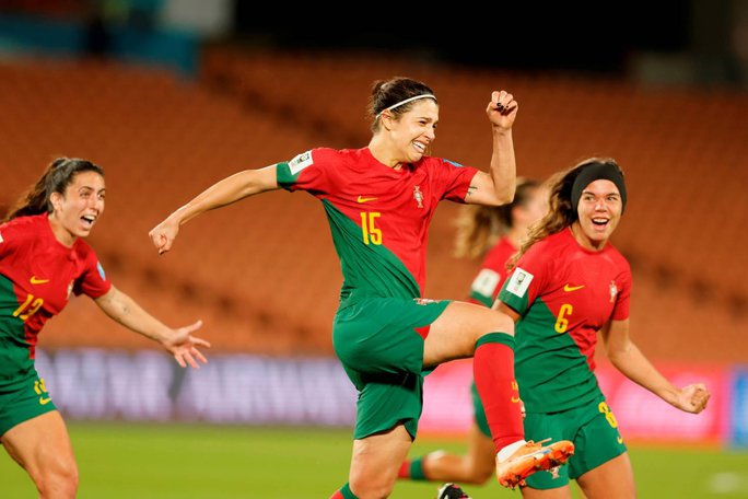 Các cô gái Bồ Đào Nha ăn mừng cảm xúc với tấm vé góp mặt ở World Cup 2023