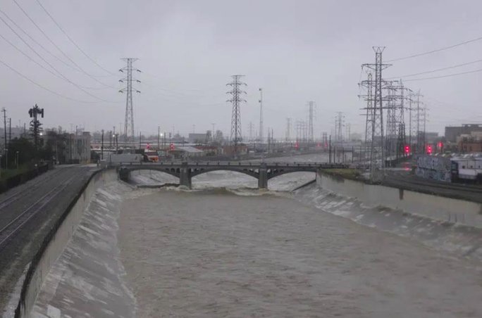 Một số điểm phía Nam của cao tốc trong và xung quanh Los Angesles đóng cửa do lũ lụt. Ảnh: AP