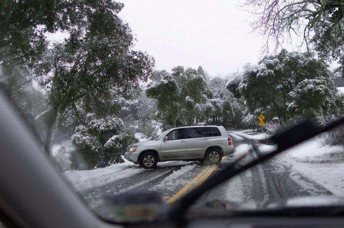Xe quay đầu sau khi lực lượng kiểm lâm địa phương đóng một con đường phủ đầy tuyết ở Palo Alto, California. Ảnh: AP