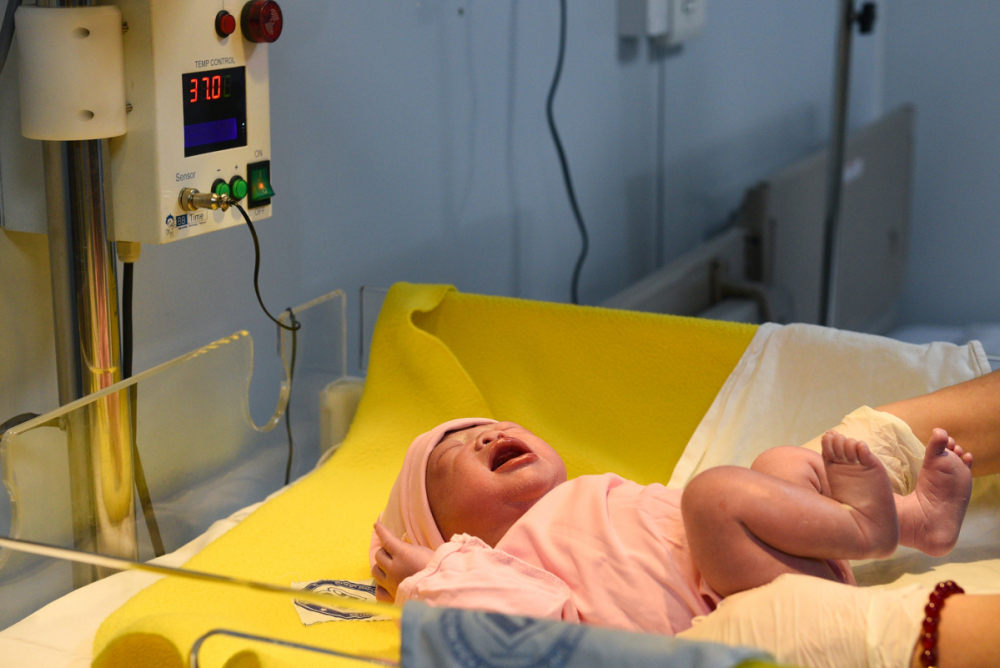 Một em bé chào đời tại Bệnh viện Phụ sản Trung ương. Ảnh minh họa