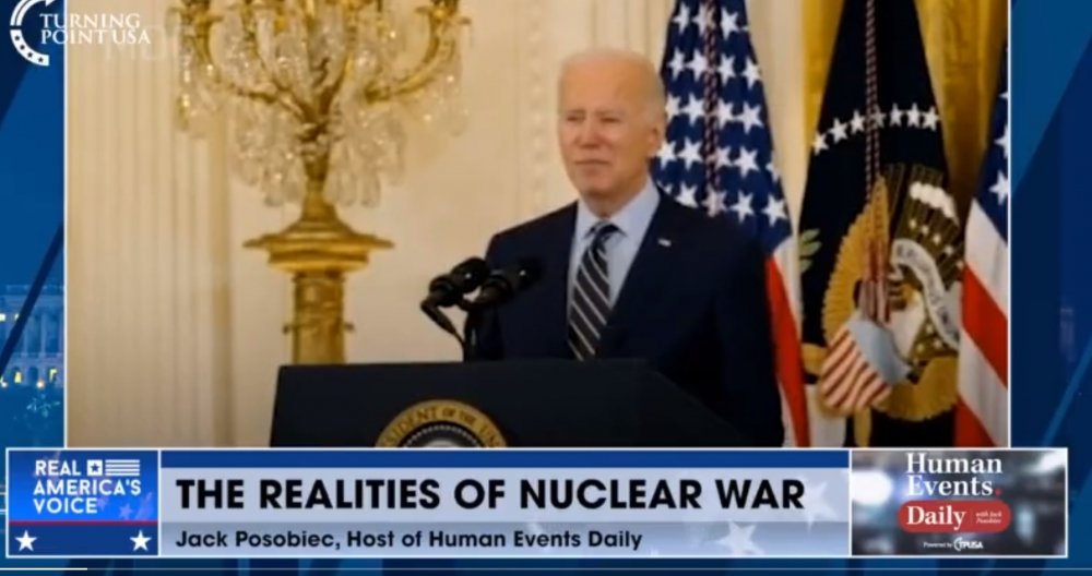 Ảnh chụp màn hình video giả mạo phát biểu của Tổng thống Biden do nhóm Human Events Daily thực hiện nhờ công nghệ deepfake.