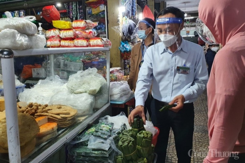 Thành phố Đà Nẵng hướng đến mọi sản phẩm thực phẩm được bán ra trên địa bàn thành phố đều có người chịu trách nhiệm; mọi người dân đều có quyền tham gia đánh giá sản phẩm, dịch vụ về thực phẩm (Ảnh: BQL an toàn thực phẩm Đà Nẵng kiểm tra thực phẩm tại chợ truyền thống)