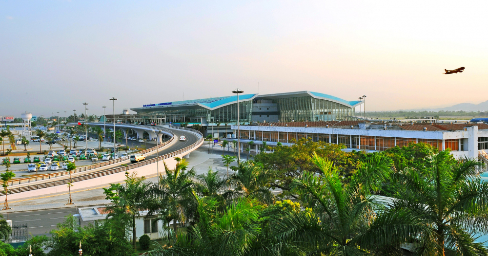 Sân bay Đà Nẵng rộng 85 ha, được thiết kế phục vụ 4 triệu hành khách quốc tế và 6 triệu hành khách nội địa mỗi năm.